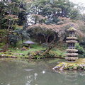 金澤兼六園~瓢池的翠瀑布與海石塔