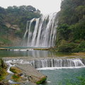 黃果樹瀑布是一非常巨大的瀑布群體、共有地面有18個瀑布，地表下有14個瀑布。是中國第一大瀑布，也是亞洲最大的瀑布。