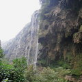 瀑布群和岩頁壁掛，形成主要景觀特色，堪稱一絕。

