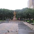 『Grand Army Plaza』是以美國內戰 (Civil War) 裡對抗 Union Side 的Grand Army of the Potomac來命名，而雕像的人物就是 Sherman 將軍~

