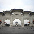 中正紀念堂是台北市民休閒遊憩的大型公園也是台北市的地標之一，它與故宮博物院、萬華龍山寺及台北101大樓，並列為外國觀光客來台旅遊之台北市的四大觀光景點之一；