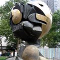 這原本是在WTC(世貿中心)前噴水池的雕塑，是911後遺留下來的，NY市政府把這金球移到Battery Park