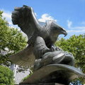 象徵美國積極精神的青銅老鷹雕像，爪上緊抓著桂冠，為海上的罹難者哀鳴。