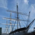 停在港邊的舊式高桅帆船，映著藍天白雲，強烈感受到航海時代的繁華熱鬧。