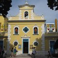 教堂是屬於巴洛克風格的建築，鵝黃色的外牆、寶藍色的窗櫺在加上白色的框邊，使得教堂帶有一股濃烈的葡國風味。
