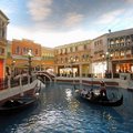 運河區圍繞的商場、美食街，遊客可以搭乘貢多拉悠遊威尼斯