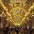 金碧輝煌的正堂迴廊真是超級震撼的漂亮，彷彿走進了童話故事般的皇宮！

