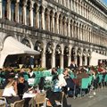 聖馬可廣場 (Piazza San Marco) 周圍布滿斑駁富歷史色彩的建築物景觀，廣場上充滿著音樂、情侶、鴿子和來自世界各地的觀光客，是全世界最浪漫的廣場之一