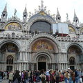 聖馬可教堂坐落在廣場的東面，是威尼斯最壯麗的一座教堂，裡外都金碧輝煌