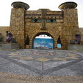 「阿拉伯堡壘」，一個專為兒童而設的遊樂場內有「飛天駱駝」、「魔法飛毯」、「阿拉丁快車」及「青雲昇降」機動遊戲、各式遊戲攤位、小食亭及紀念品店，新加「碰碰車」機動遊戲 。
