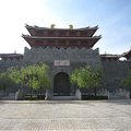 唐城區，表現中國古老文化，一幢仿照中國唐代城樓特色建築物，內設中式餐廳、商店及文化展覽館，毗連皇宮娛樂場。