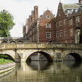 連接聖約翰學院( St John's College)的 廚房橋( Kitchen Bridge)建於1709年，是康河上第二古老的一座橋樑。

