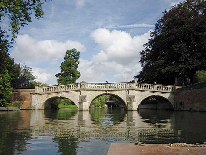 克萊爾學院(Clare College)的克萊爾橋(Clare Bridge)建於1640年，它是康河上最古老的一座橋。
