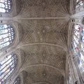 禮拜堂的扇形拱頂天花板(Fan Vaulted Celling)最令人生畏，天花板以22座扶壁支撐，1515年由名匠瓦斯泰爾(John Wastell)所建造。