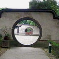 堂前左右牆闢有圓門洞，稱為月洞門，兩個月門相對，環中有環，相當有趣。

