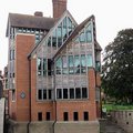 這建築物是學生設計在1998年完工的仿古建築The Jerwood Library

