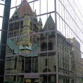 約翰漢考克大樓的玻璃帷幕似鏡面般投影出的三一教堂畫面
