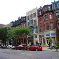 紐柏麗街Newbury Street是波士頓最出名的精品購物名街，