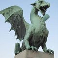 在Ljubljana中，龍是她的象徵。所以龍橋Dragon Bridge當然各有一頭龍囉！