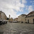 哈瓦爾城的史特亞波納廣場（ Trg Sv Stjepana ）建於1780年，可被稱為克羅埃西亞海岸線中最美與最大的廣場