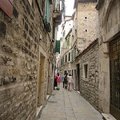 狹窄的石板巷弄充滿著歐洲中世紀古城的氣息~ 
