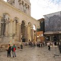 羅馬皇帝戴奧克里列柱走廊的中庭廣場及St Domnius教堂