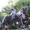 保羅·里比亞的『午夜快騎』馬上英姿雕像