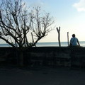 模擬阿嘉坐在堤防上的劇照。
樣板人物：我。