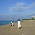 這天早晨（約七點半）沙灘上已經有很多釣客就定位了。
