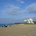 從大灣沙灘上可以清楚看見夏都沙灘酒店，天氣好時格外動人。