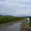 這就是電影中，日本老師離開時走的道路，籠仔埔草原。
樣板人物：老弟。