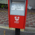 日本郵筒長得比台灣郵筒古椎許多。