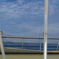船首甲板上的景象，前方一片汪洋，陽光又耀眼，忽然覺得眼前景緻顏色怪怪的？