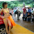 VW Caddy在川瀨發表請來泳裝模特兒
