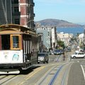 舊金山著名的噹噹車，遠處是舊金山海港