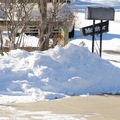 清開車道的雪堆積著