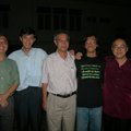 在一次座談會之後，與馬來西亞一些華裔政治、政論積極人士於雪華堂後面嫲嫲檔合影；右起羅志昌、楊白楊、葉瑞生、李萬千、蔡添強、我。/ From right:Low Chee Chong,Yang Bai Yang, Lee Ban Chen,Tian Chua and me.