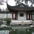 蘇州寒山寺內的小亭與魚池