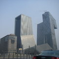右-央視新大樓;左:東方文華酒店