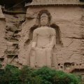 甘肅炳靈寺石窟佛像 與一般雕刻之不同在於非直立, 而是側身斜站, 姿態顯得優美.