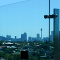 從我坐的小圓桌望出去的景色，可以看見雪梨市容，透藍的強化玻璃所以看起來就是如此，不是天氣陰，也不是白平衡調錯。