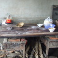 舊校舍的門及課桌被湊成擀麵拉麵的檯子 [Kitchen table made of old classroom desks and door]