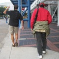 休士頓市中心 - 穿紅衣者背著一隻步槍，黑衣者扛著一箱子彈