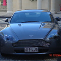 名旅館外的名車，店是凡賽斯，車是Aston Martin Vantage。
