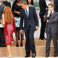 G8花絮／總統先生 您瞄哪裡？ 
一張歐巴瑪總統（中）「偷瞄」美少女，一旁的法國總統薩科茲（右）也忍不住多看一眼，還露出會心微笑的照片，結果引發歐巴瑪到底有無偷窺少女美臀的討論。經查長髮女郎是與巴西總統魯拉與會的十六歲巴西青年代表梅歐拉．塔娃瑞絲。 
