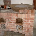 很有趣的是..我以為這種灶只能用一個火坑..我想像如果一邊加火太旺了..那另一邊若放上水壺..依磚頭導熱度來看...應該另一邊的水壺會被加熱吧~~~~~