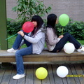 這是我跟同學去公園玩時
我們一起鬧一起玩了起來
並拿起氣球來拍照
這樣顯現出很特別的感覺喔!!!!!!
我在這張照片裡
我想起當時的狀況
照片會想起很多事情