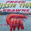 魚市場的廣告看板，把蝦子拍得真好吃呢 ^^.