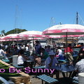 靠近碼頭邊的飲食區，很多人在裡面買了食物，再買罐啤酒，邊曬太陽邊吃午餐