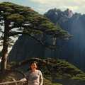 迎客松樹齡千年 是黃山第一名松  也是黃山ㄉ代表  照片右邊遠方絕壁之巔  小小兩座石峰  名為